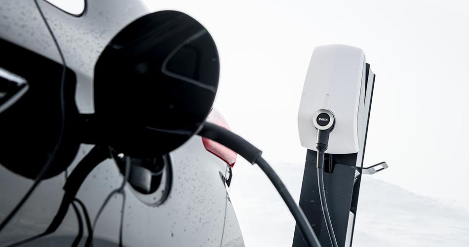 E-Auto lädt an der EVBox Elvi Wallbox