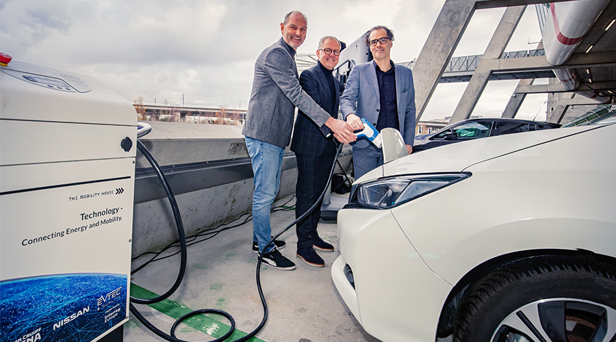 Foto von links nach rechts: Thomas Raffeiner, CEO The Mobility House, Henk van Raan, CIO Johan Cruijff ArenA, and Laurens Ivens, Alderman Amsterdam City Council Foto von links nach rechts: Thomas Raffeiner, CEO The Mobility House, Henk van Raan, CIO Johan Cruijff ArenA, and Laurens Ivens, Alderman Amsterdam City Council