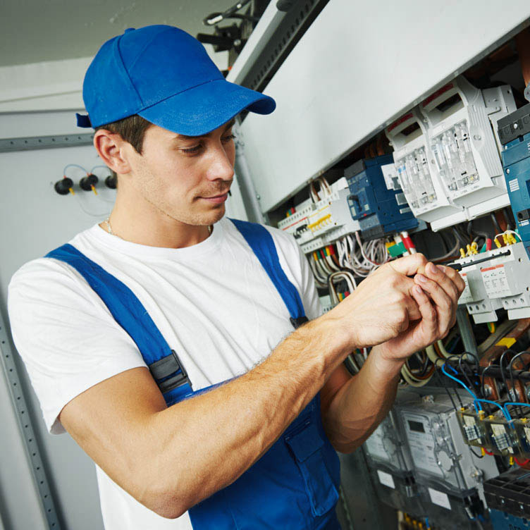 Installation einer Auto-Ladestation Elektriker bei der Installation