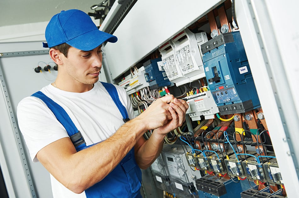 Vorbereitung der Hausinstallation für eine Ladestation Elektriker am Schaltkasten