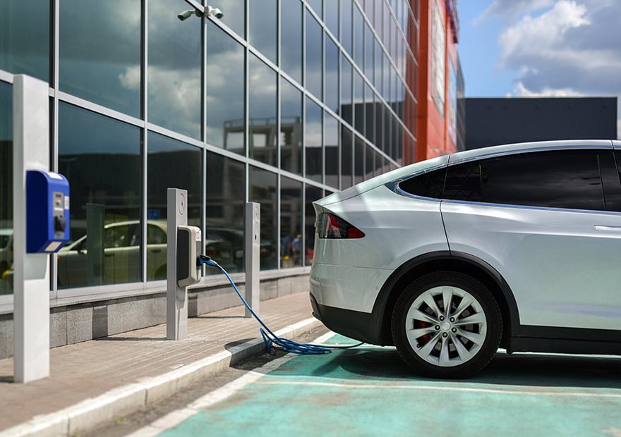 Elektroauto an der Ladestation auf dem Firmenparkplatz