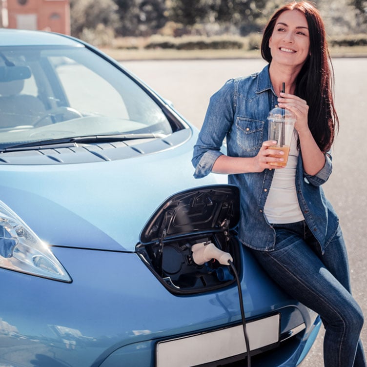 Förderung für Elektroautos erhalten Junge Frau mit Renault Zoe