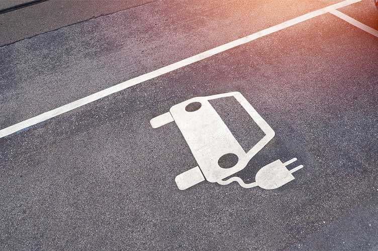 Parkplatz für E-Auto zum Laden auf der Straße