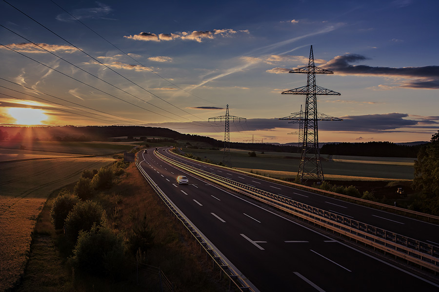 Autobahn im Sonnenuntergang