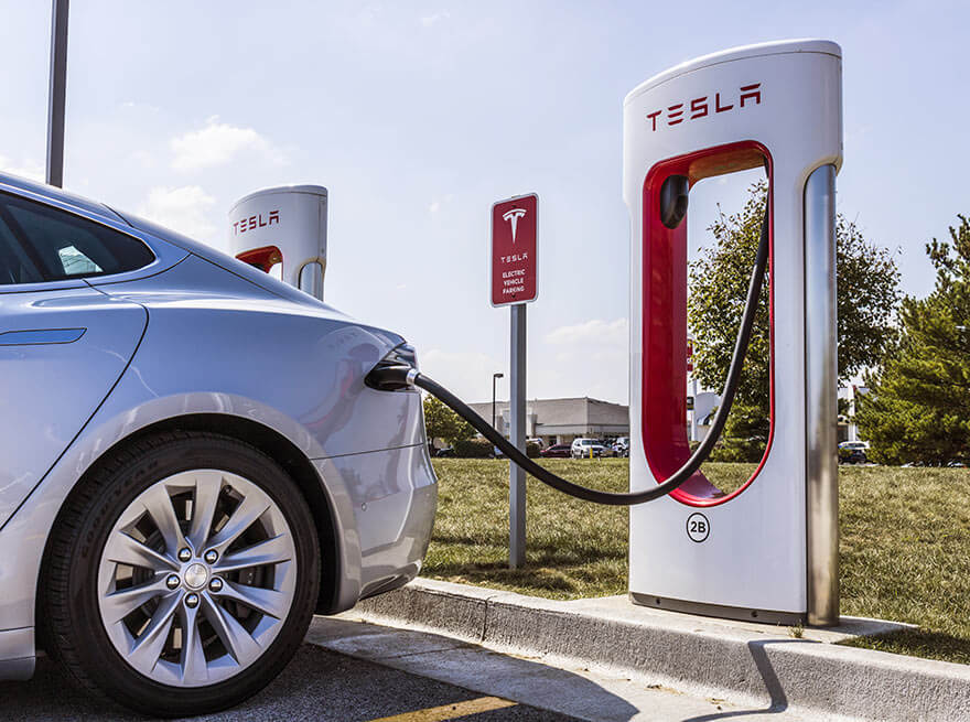 Tesla am Supercharger aufladen