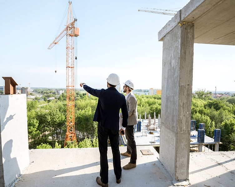 Zwei Architekten auf Baustelle