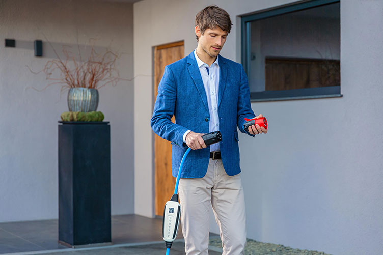 Mann mit mobile Charger von NRGkick