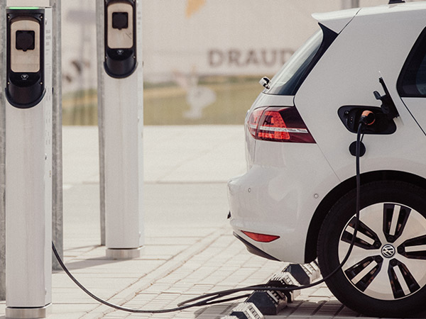 VW e-Golf laden an der Ladestation