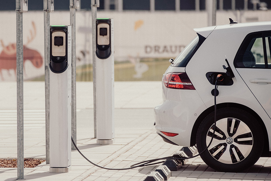 VW e-Golf laden an der Ladestation