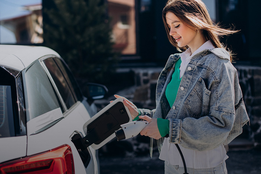 Junge Frau lädt VW e-Golf