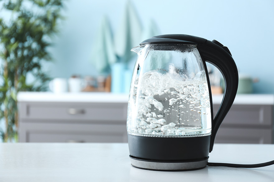 Wasserkocher am Strom